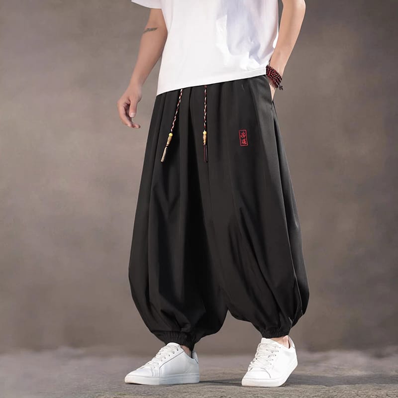 光沢感ある冷感アイスシルク素材の黒色バルーンパンツ