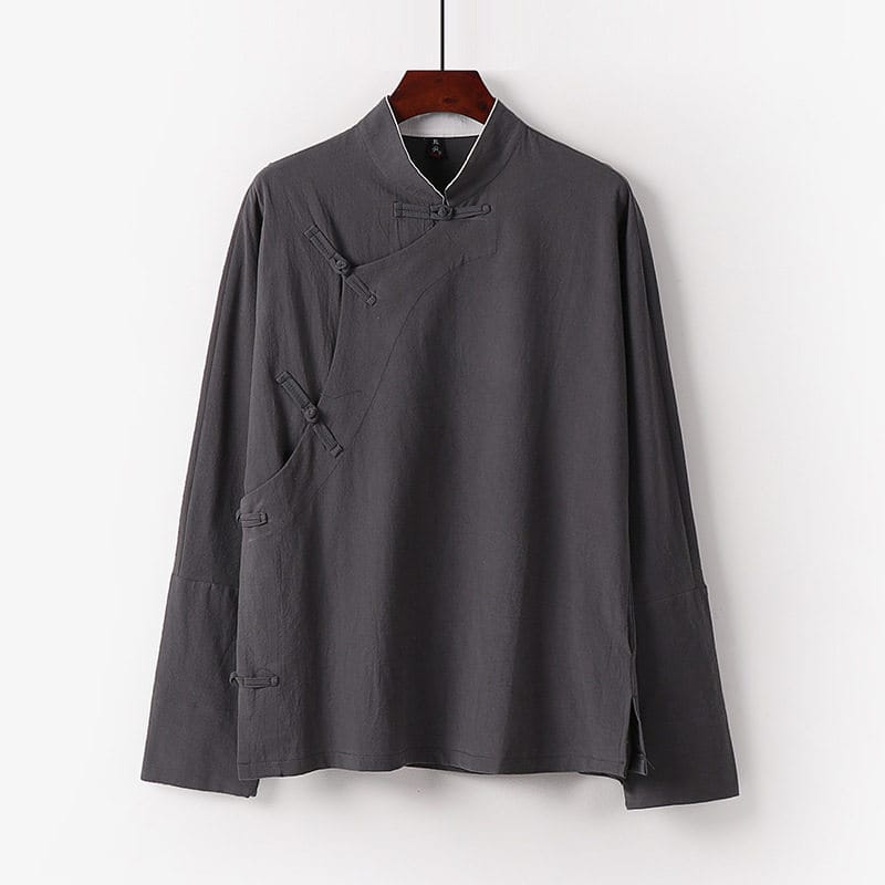 男性のがっちり体型中華風シャツ