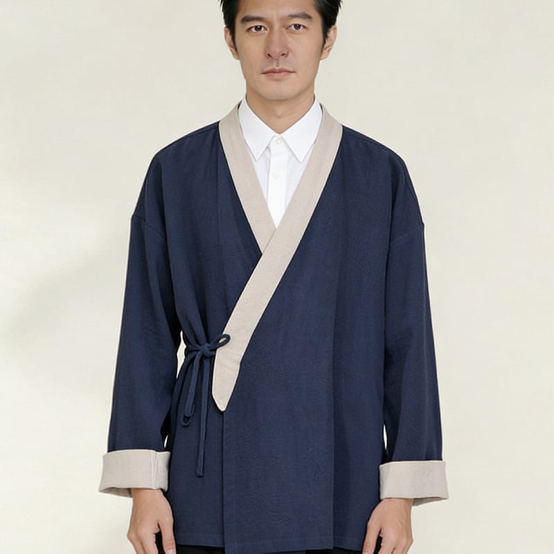 ツートンカラーが特徴的な斜め襟のチャイナローブ