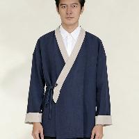 ツートンカラーが特徴的な斜め襟のローブ。春秋シーズンに最適なアウターです