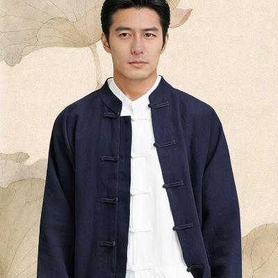 ミニマルなデザインのジャケット。ゆったりとしたフィット感！