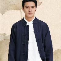 ミニマルなデザインのジャケット。ラグランスリーブのゆったりとしたフィット感！