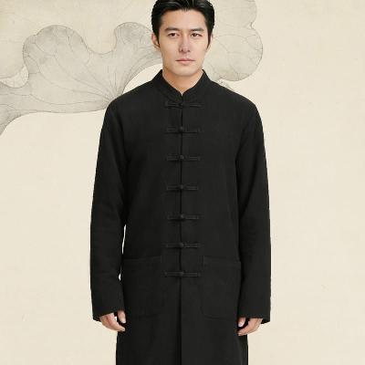 ミニマルなミドル丈のジャケット。リラックスした着心地