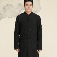 ミニマルなミドル丈のチャイナジャケット。リラックスした着心地が味わえます。