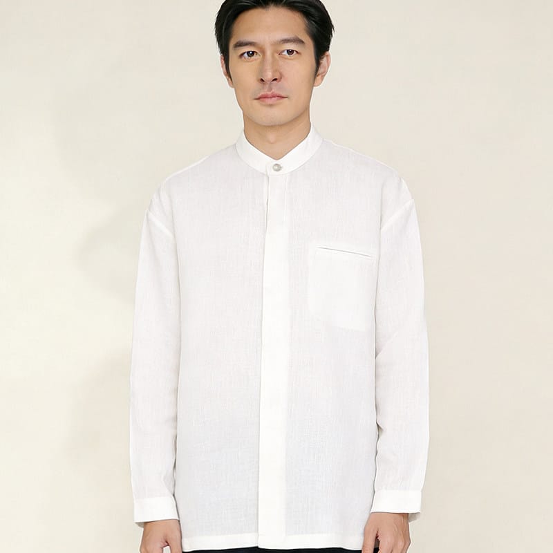 軽量な麻素材の夏に着る長袖シャツ。シンプルかつエレガントな仕上がり