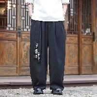 アイスシルクを使ったワイドパンツ。回字紋の刺繍をあしらった帯がアクセント