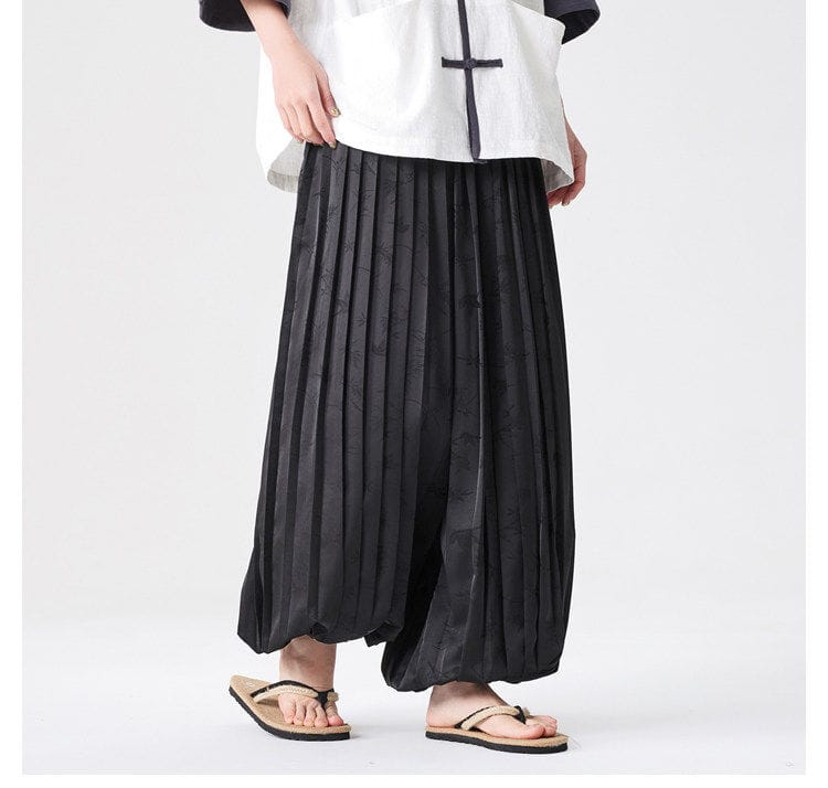 裾をゴムで絞る中国のパンツ