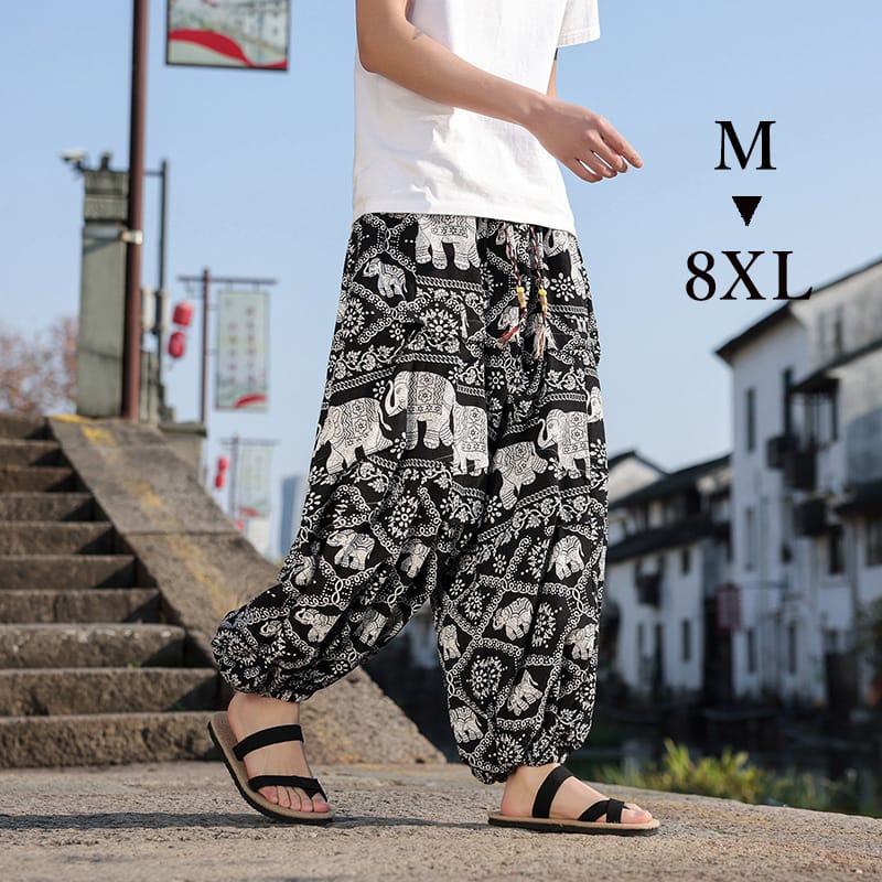 エスニックな柄を施したハーレムパンツ。夏のリゾートに最適