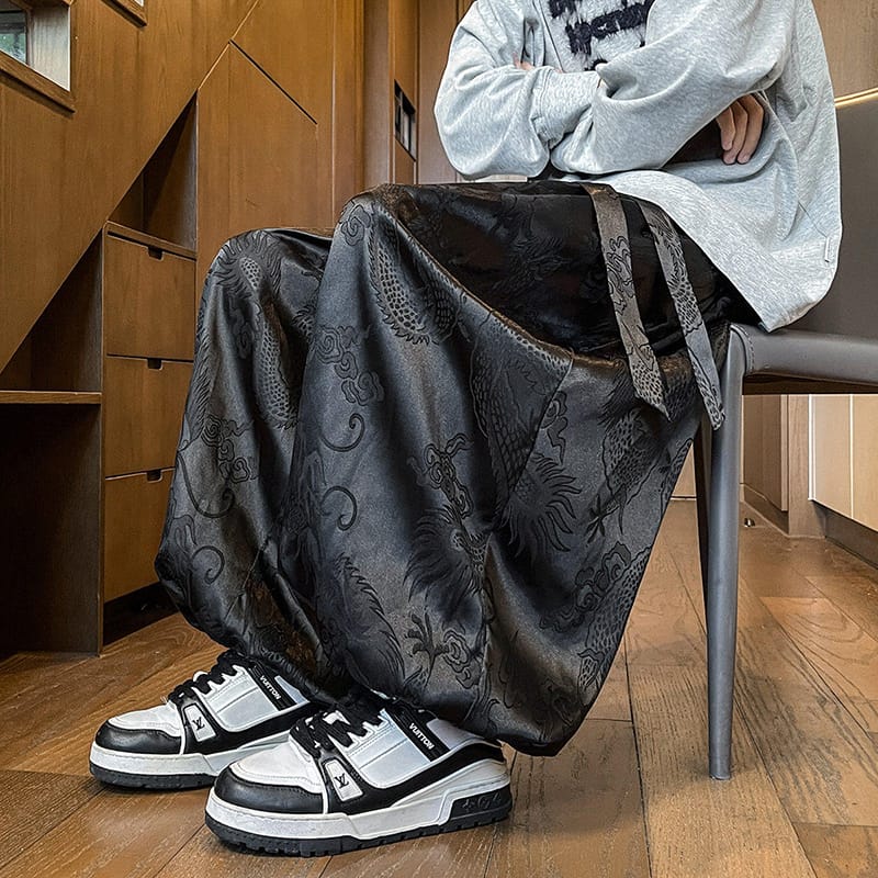 黒地に龍と雲のジャカード織りを全面に配したパンツ