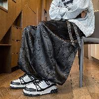 黒地に龍と雲のジャカード織りを全面に配したチャイナパンツです