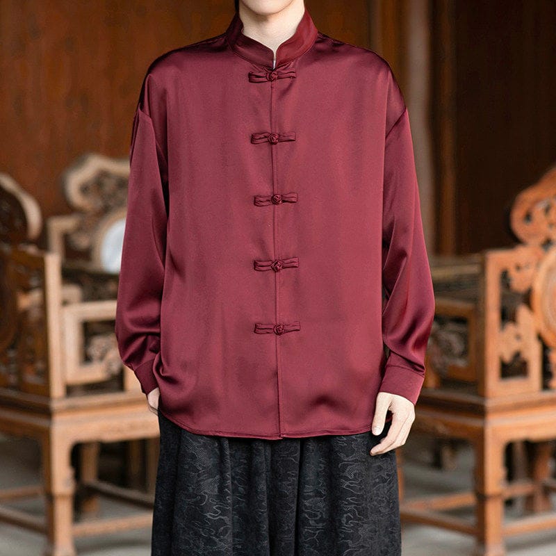 上品な光沢のサテンを使用したシャツ。フォーマルな場面に最適