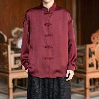 上品な光沢のサテンを使用したシャツ。フォーマルな場面にも最適です。